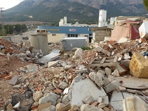 Todos los perros han detectado el "zulo" donde estaba escondido el bombero, dentro de este campo de "estructuras colapsada"