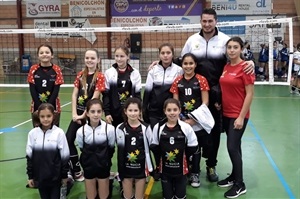 El equipo de Aleviines del Club Voleibol La Nucía