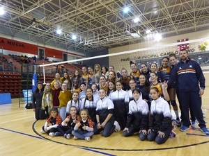 El Voleibol Base de La Nucía se fotografió junto al Universitat d´Alacant