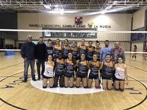 El equipo del Universitat d´Alcacant junto a Sergio Villalba, concejal de deportes de La Nucía