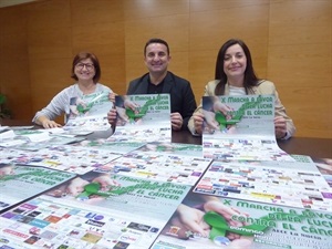 Lina Cano, pta. Junta Local AECC La Nucía, Esperanza Soria, vicepta. AECC La Nucía y Bernabé Cano, alcalde de La Nucía en la presentación de la marcha