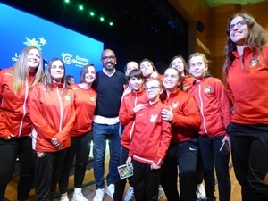 Los equipos femeninos del CF La Nucía se fotografiaron junto a Marcos Senna, mediocentro de la España de la Eurocopa 2008