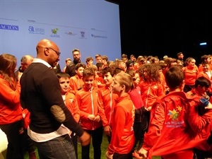 Marcos Senna dialogando con las promesas del fútbol base nuciero