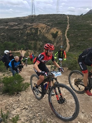 La biker Rocío García participando en la etapa 1 de la CBBR a su paso por La Nucía