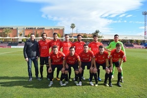 El equipo rojillo con Sergio Villalba, concejal de deportes, antes del inicio del partido