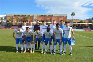 Los jugadores del Tianjin Teda con Sergio Villalba, concejal de deportes momentos antes de iniciarse el encuentro