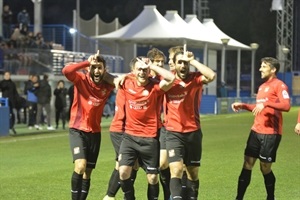 Maiki festejando su "golazo" por toda la escuadra junto a sus compañeros