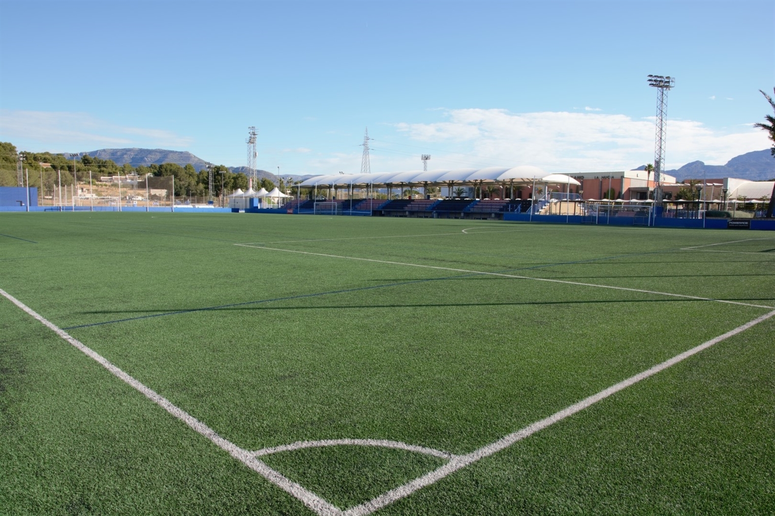 Campo de fútbol de césped artificial