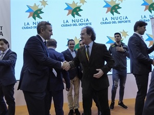 Julián Redondo, pte AEPDE, saludando a César Sánchez, pte. Diputación de Alicante