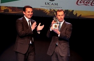 Bernabé Cano, alcalde de La Nucía, entregando el premio  Emilio Butragueño, dtor. Relac. Instituc. Real Madrid C.F.