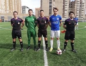 El trio arbitral del encuentro junto a los capitanes del CF La Nucía, San Julián, y del Torre Levante