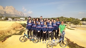 La Selección francesa femenina de BMX junto a Juanma Cardoso, club Bmx La Nucía y Sergio Villalba, concejal de Deportes