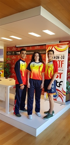 Tres miembros de la selección nacional de FEST,  sirvieron de modelos para la presentación de esta equipación