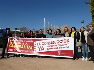 Las presidentas y representantes de las AMPAS (Colegio Sant Rafel, Colegio Muixara e Instituto) junto a Bernabé Cano, alcalde de La Nucía, Sergio Villalba, concejal de Educación, con la lona reinvindicativa de la "Construcción del Tercer Colegio y Segundo Instituto"