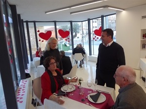 Beatriz Pérez Hickman, concejal de Tercera Edad y Bernabé Cano, alcalde de La Nucía, acudieron a saludar a las 14 parejas al inicio de la actividad