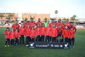 11 titutlar del C.F. La Nucía ayer con el equipo femenino del CF La Nucía