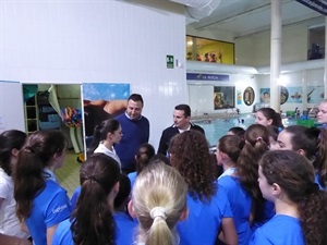 El primer edil y el concejal de Deportes visitaron a las nadadoras en la Piscina Climatizada Camilo Cano