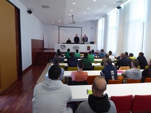 61 alumnos comenzaron ayer los Curso de Entrenador de Fútbol en la Seu Universitària de LA Nucía