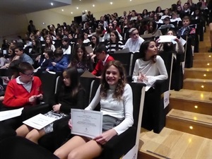 Paula Macías con su diploma en su butaca en el ADDA