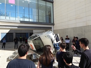 El simulador de vuelco se ha situado en el patio del IES La Nucía