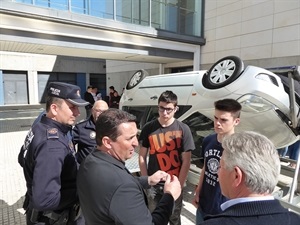 Los alumnos explicando su experiencia en el simulador a Bernabé Cano, alcalde de La Nucía y Serafín López, concejal de Seguridad Ciudadana