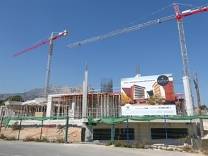 El Hotel Residencia de Deportistas desde el parking del Pabellón