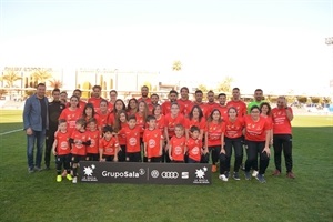 La primera plantilla homenajeó al femenino CF La Nucía por su título liguero y ascenso
