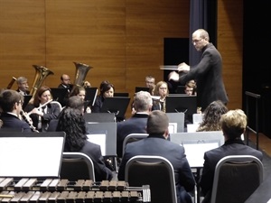 Ramón Lorente dirigiendo a la banda de la Unió Musical La Nucía en l'Auditori