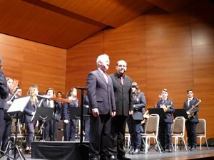 Los dos directores, Fernando Hernández y Ramón Lorente, saludando al final del concierto