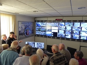Un grupo de mayores de La Nucía han conocido el “Renovado Sistema de cámaras de control y vigilancia del tráfico”
