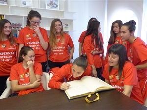 Todas las jugadoras firmaron en el libro de honro del Ayuntamiento de La Nucía