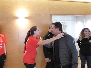 Bernabé Cano, alcalde de La Nucía, saludando a una de las capitanas
