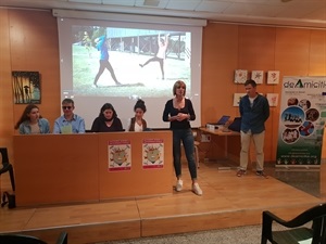 Miembros de la ONG AMICITIA junto a Mª Jesús Jumilla, concejala de Juventud de La Nucía en la presentación de los campamentos