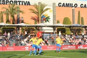 Gran encuentro con lleno hasta la bandera en el Camilo Cano entre el CF La Nucía y el Orihuela CF