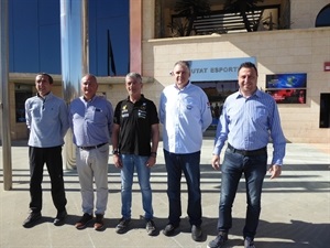 Delegados de la RFME y de la FIM junto a miembros del Club Off Road de La Nucía y Sergio Villalba, concejal de Deportes