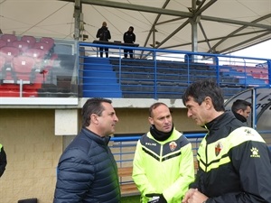 José Rojo Martín "Pacheta" entrenador del Elche CF y Nino delantero del club ilicitano dialogando con Bernabé Cano, alcalde de La Nucía