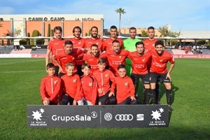 La alineación del equipo nuciero junto a varios jugadores de La Nucía CF Alevines