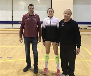 Alejandra Riera junto a Marcelo Mussi, pte. Club Voleibol La Nucía y Sergio Villalba, concejal de Deportes
