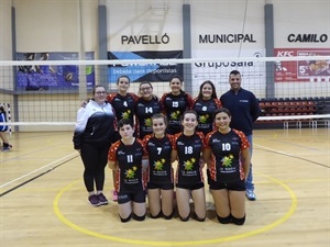 Alejandra Riera (dorsal 4) con el resto de jugadoras del Infantil "A" del CV La Nucía y su entrenador Óscar Herreros