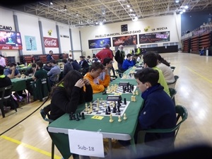 La jugadora nuciera Nieves Sanleón concentrada durante su partida en este campeonato