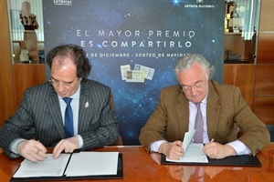 Firma del convenio de colaboración entreJesús Huerta Almendro, presidente de Loterías, y Julián Redondo, presidente de la AEPD
