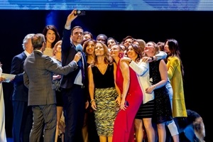 Selfie del presidente del gobierno Pedro Sánchez con las 20 Damas del Deporte Español