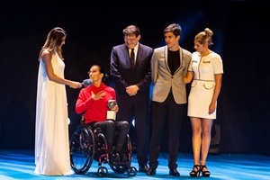El equipo paralímpico español de Natación recibió un premio por sus 52 medallas en el Europeo de manos de Ximo Puig, pte. de la Generalitat