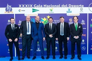 Gonzalo Miró, Labi Champion, José Antonio Camacho junto a Bernabé Cano, alcalde de La Nucía y Julián Redondo, pte. AEPD