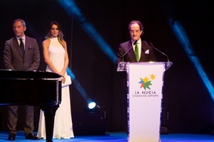 Los presentadores Blanca Benlloch y Jesús Álvarez durante el discurso inicial de Julián Redondo, pte. AEPD