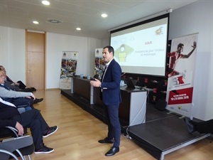 Carlos Velasco Carballo, presidente del Comité Español de Árbitros de la RFEF durante su conferencia