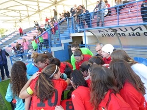 Imagen de una arenga de las jugadoras del femenino del CF La Nucía