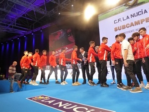 Cuatro equipo del CF La Nucía subieron al escenario por su premio en esta Gala Provincial del Fútbol
