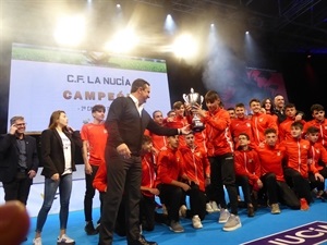 Bernabé Cano, alcalde de La Nucía, entregando el trofeo al equipo cadete del CF La Nucía