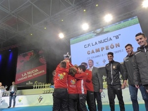 El Benjamín "B" del CF La Nucía levantando su trofeo